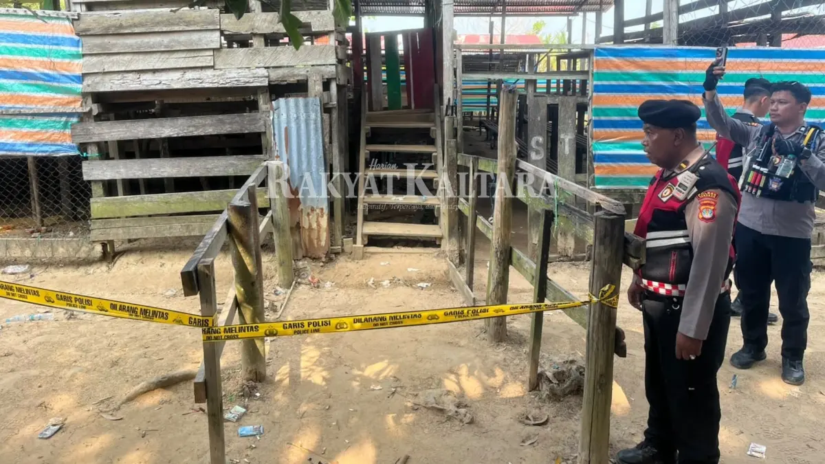 DISEGEL: Tim gabungan melakukan segel di arena judi sabung ayam di dua lokasi, Minggu (16/8). (SEPTIAN ASMADI/HRK)