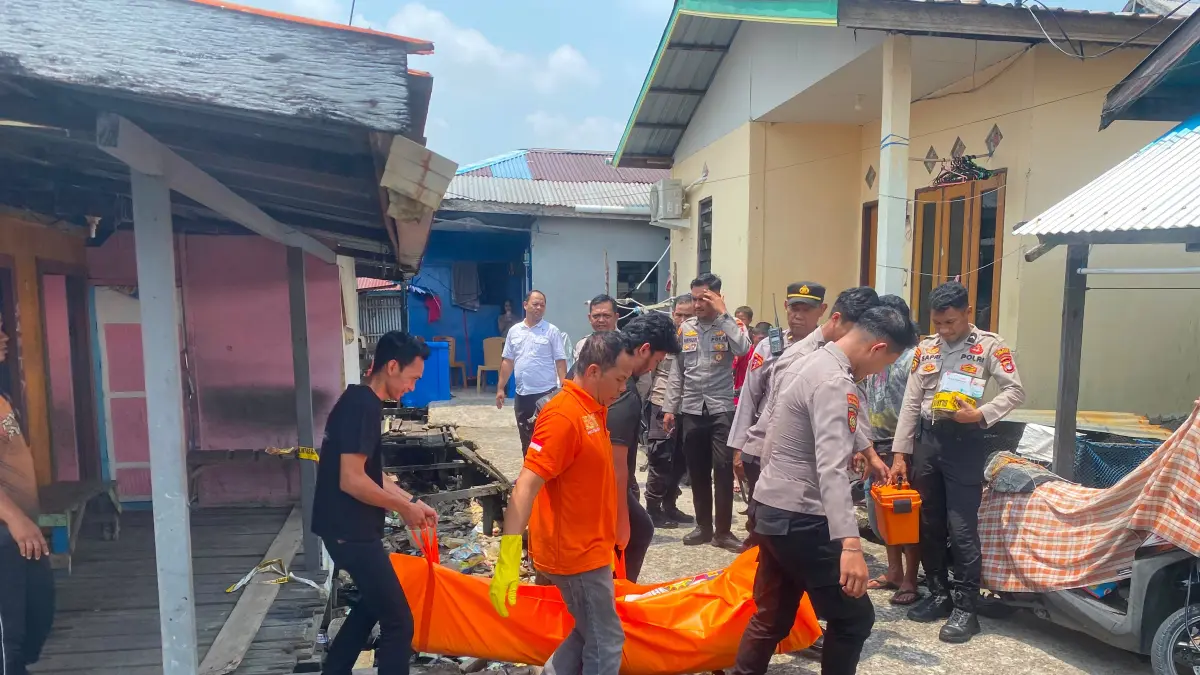 EVAKUASI: Polisi lakukan evakuasi mayat di di Jalan Gajah Mada RT 031, Kelurahan Karang Anyar Pantai, Minggu (16/8). (POLRES TARAKAN UNTUK HRK)