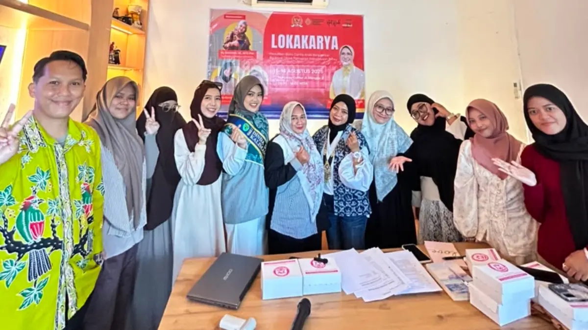 LOKAKARYA: Peserta Festival BaBaDa mengikuti lokakarya penulisan buku cerita anak bergambar berbasis Objek Pemajuan Kebudayaan Berau, Sabtu (15/8). (IZZA/BP)