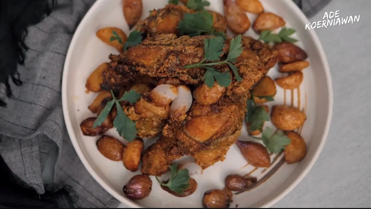 Resep ayam goreng seledri. (YouTube Ade Koerniawan)