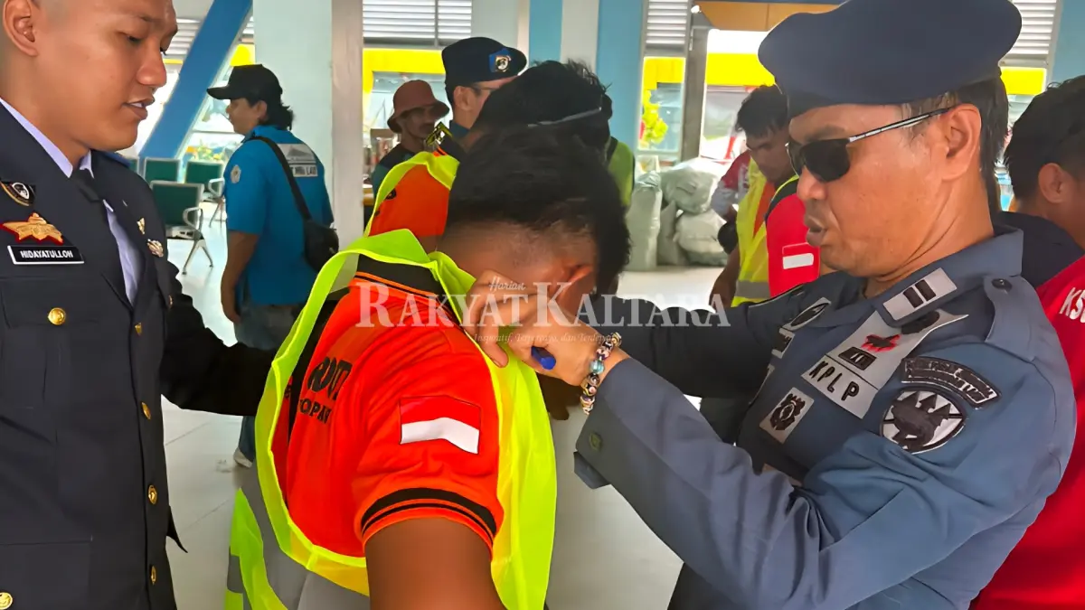 BAGIKAN ROMPI: Petugas KSOP Tarakan bagikan rompi kepada awak kapal di Pelabuhan Tengkayu I Tarakan, Senin (17/8).(SEPTIAN ASMADI/HRK)