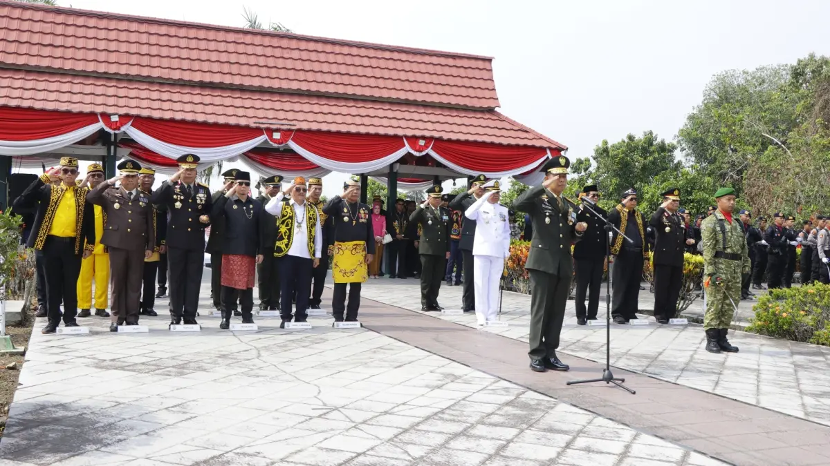 HUT RI: Gubernur Kaltara Zainar Asrudin Paliwang Bersama Wakil Gubernur Kaltar Ingkong Ala, serta Forkopimda berziarah ke Taman Makam Pahlawan Telaga Bangsa Tanjung Selor. (FAISAL/HRK)