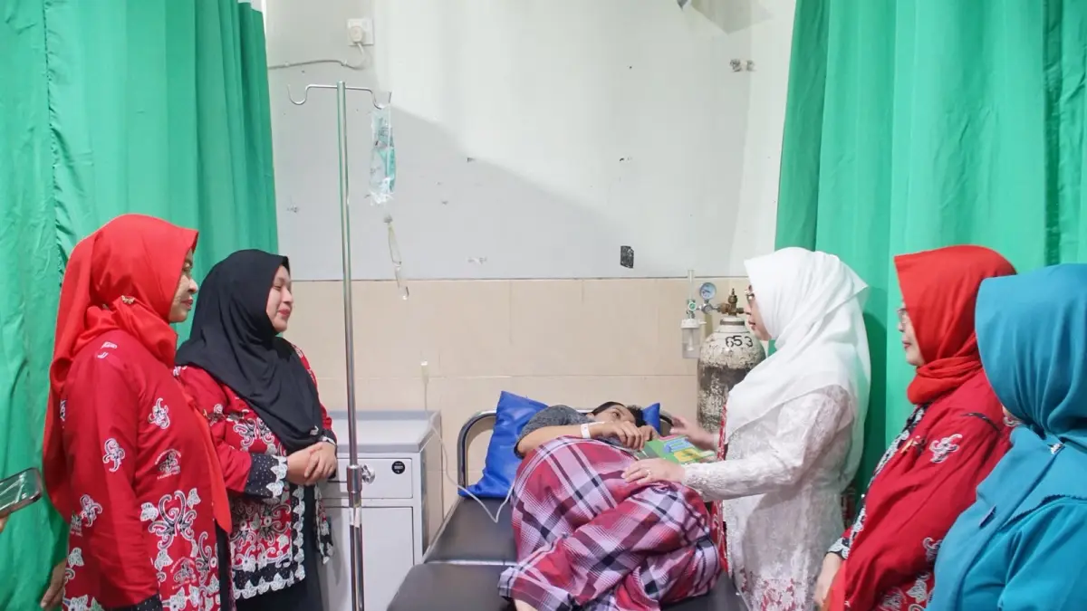 KADO KEMERDEKAAN: Ketua TP PKK Berau, Sri Aslinda Gamalis, menjenguk ibu dan bayi yang lahir tepat pada Hari Kemerdekaan di RSUD dr Abdul Rivai, Senin (17/8). (IZZA/BP)