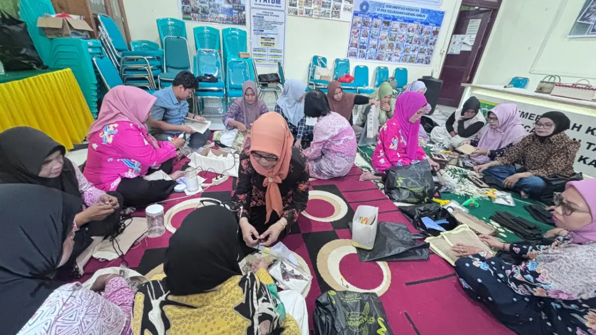KERAJINAN TANGAN: Kelurahan Karang Ambun menggelar pelatihan pengolahan barang tidak terpakai menjadi olahan kerajinan bernilai ekonomi. (SENO/BP)