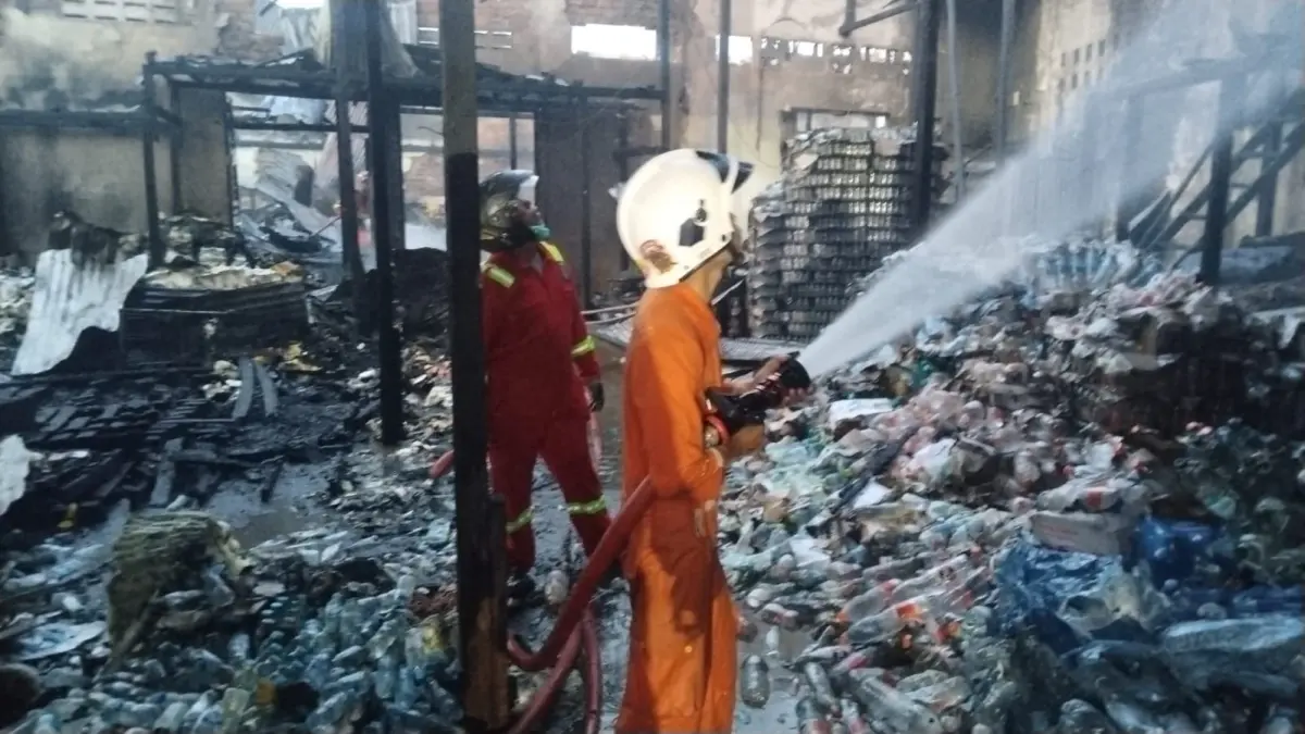 PEMADAMAN: Petugas PMK Tarakan melakukan pendinginan usai kebakaran melahap gudang sembako, Senin (17/8).(SEPTIAN ASMADI/HRK)