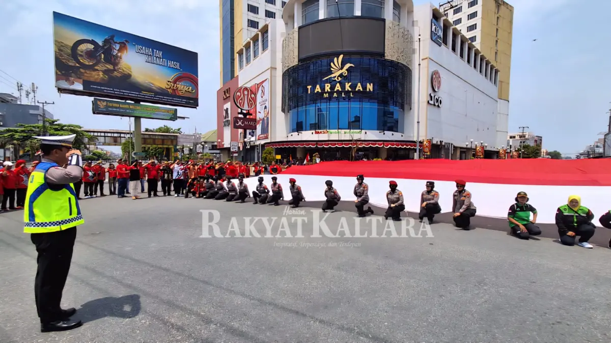 PEMBENTANGAN BENDERA: Warga Tarakan bentangkan bendera di momen HUT TI ke-81, Senin (17/8).(SEPTIAN ASMADI/HRK)