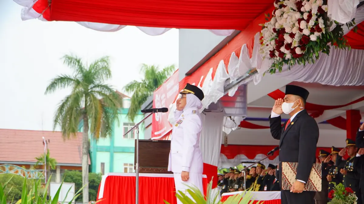 PIMPIN UPACARA: Bupati Berau Sri Juniarsih saat menjadi inspektur upacara HUT ke-81 RI, kemarin (17/8). (ARTA KUSUMA YUNANDA/BP)