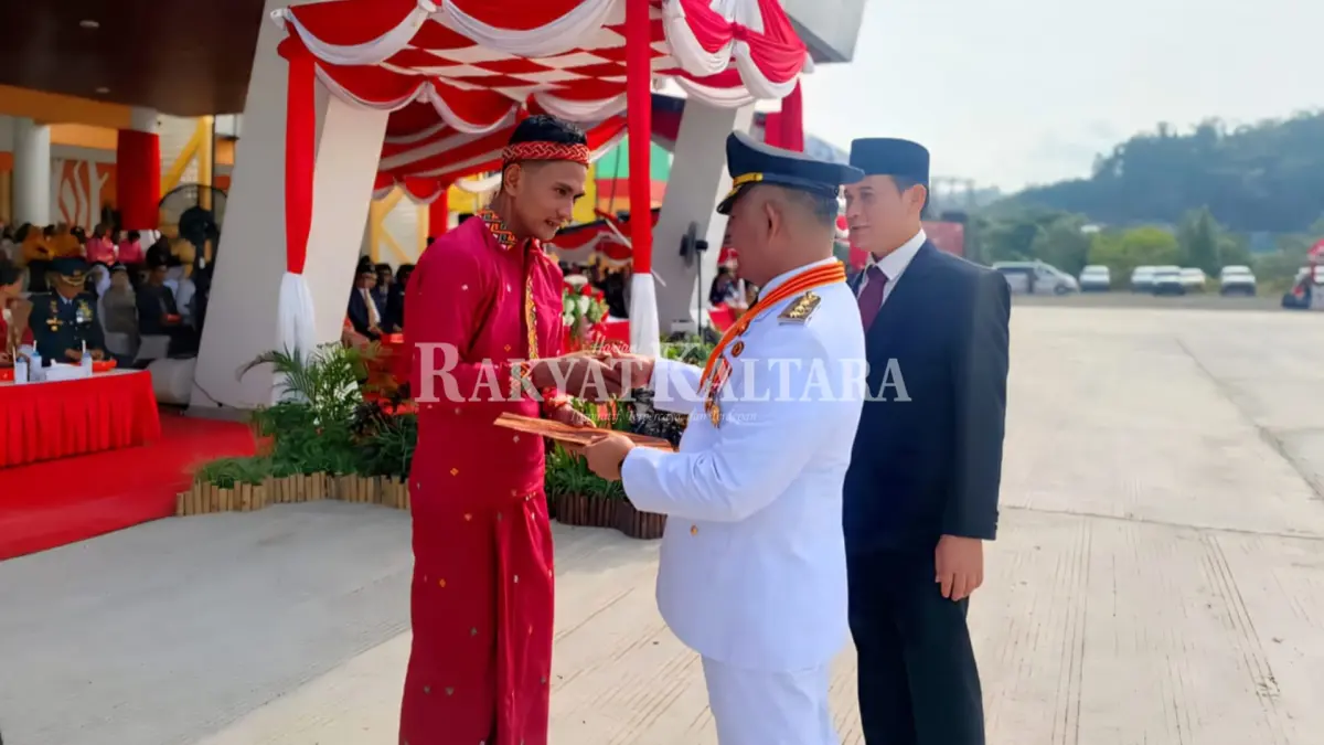 TERIMA REMISI: Wali Kota Tarakan, Khairul berikan surat remisi kepada warga binaan Lapas Tarakan, Senin (17/8).(SEPTIAN ASMADI/HRK)