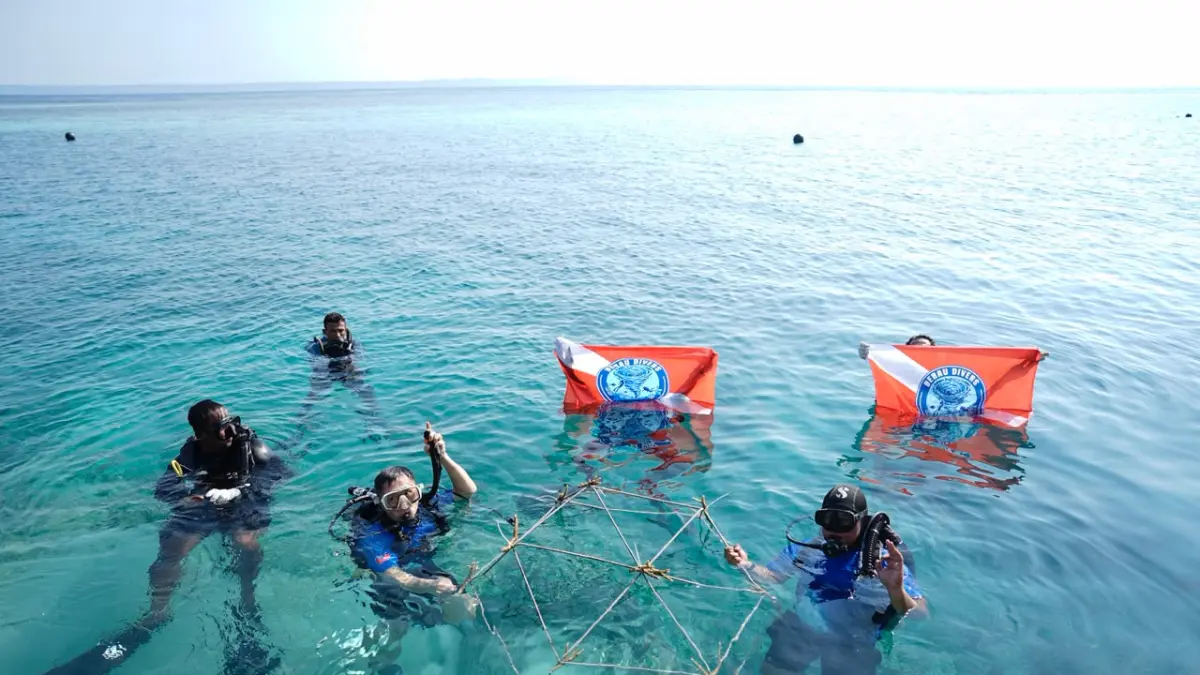 KERJA SAMA: Upaya pelestarian terumbu karang merupakan tanggung jawab semua pihak, seperti yang dilakukan Berau Divers serta Green Nirvana Resort belum lama ini. (BERAU DIVERS UNTUK BERAU POST)