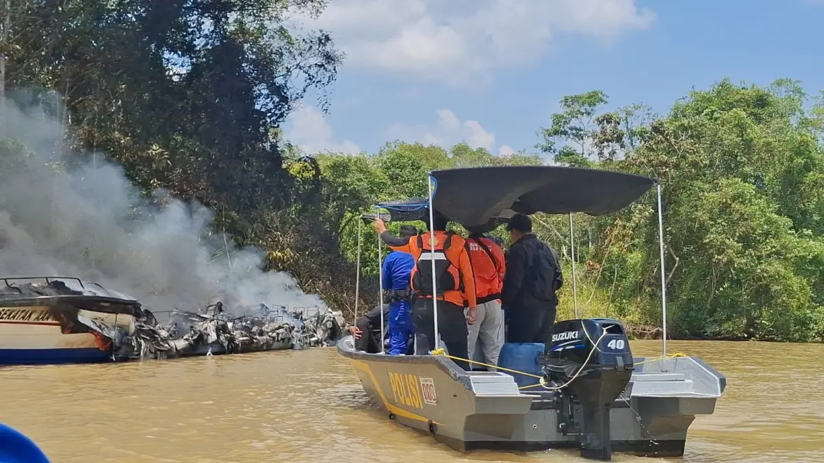 PERTOLONGAN: Personel Kantor SAR Tarakan turut melakukan operask insiden kebakaran SB Sekatak AAA Kaltara di perairan Bulungan, 6 Agustus lalu.(HRK)