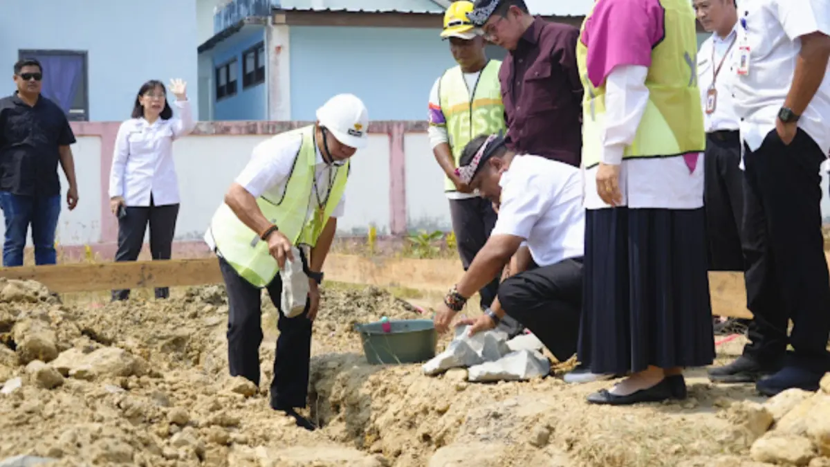 DIBANGUN: Gubernur Kaltara melaksanakan peletakan batu pertama bangunan baru di SMA Negeri 2 Tanjung Selor. (FAISAL/HRK)