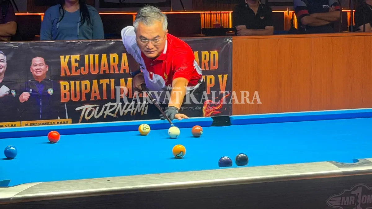 EKSEBISI VENUE: Bupati Malinau Wempi Wellem Mawa jalani eksebisi biliar jelang Porprov II Kaltara belum lama ini.(SEPTIAN ASMADI/HRK)