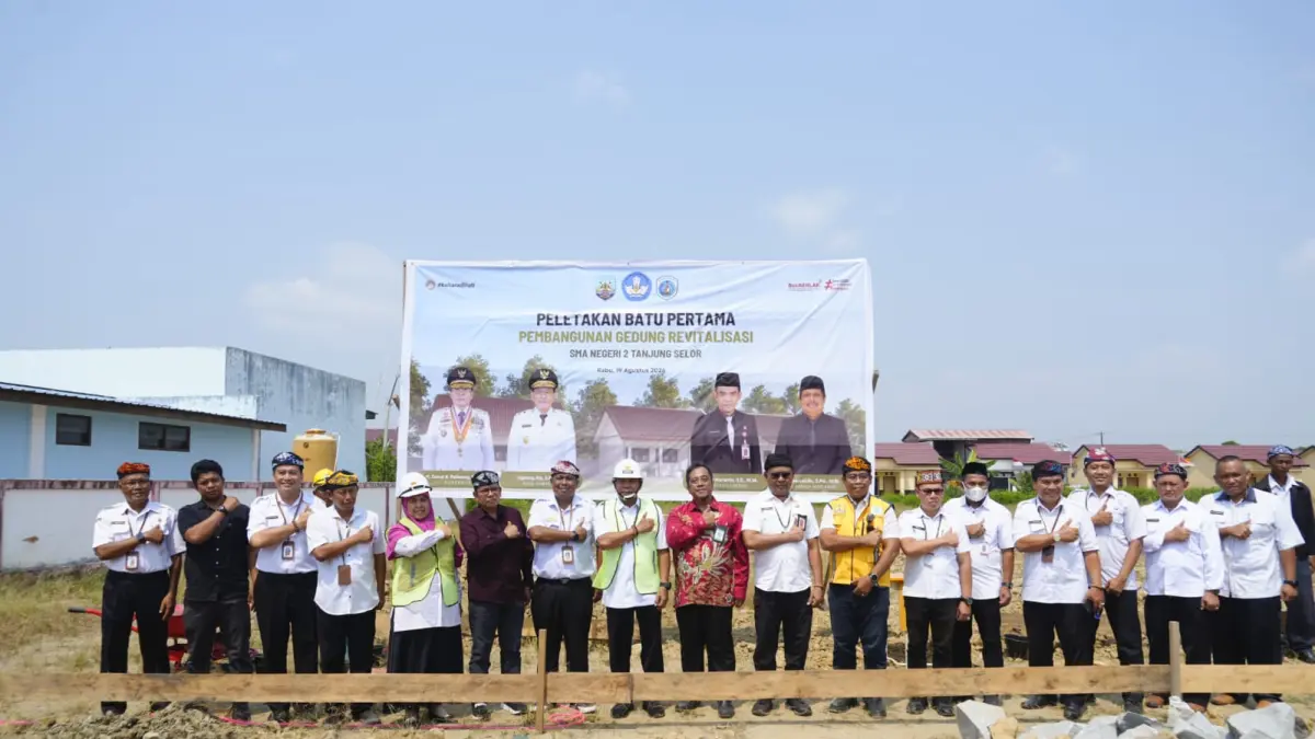GROUNDBREAKING : Gubernur Kaltara, Zainal A. Paliwang&nbsp;melakukan groundbreaking tiga fasilitas baru sekolah di SMA Negeri 2 Tanjung Selor, Rabu (19/8). (DKISP)