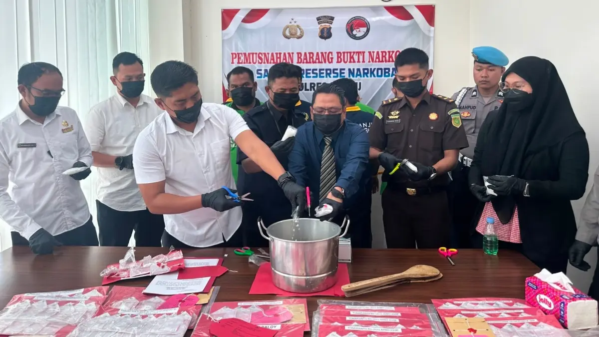 PEMUSNAHAN: BB Sabu dari hasil tangkapan Satresnakroba Polres Berau dimusnahkan. (ARTA KUSUMA YUNANDA/BP)
