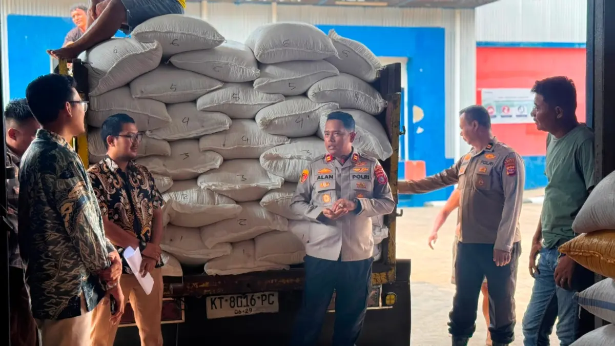 PENGECEKAN: Kapolsek Gunung Tabur IPTU Alan Firdaus bersama tim melakukan pemeriksaan di gudang Bulog untuk memantau hasil panen jagung petani di Gunung Tabur. (POLSEK GUNUNG TABUR UNTUK BERAU POST)