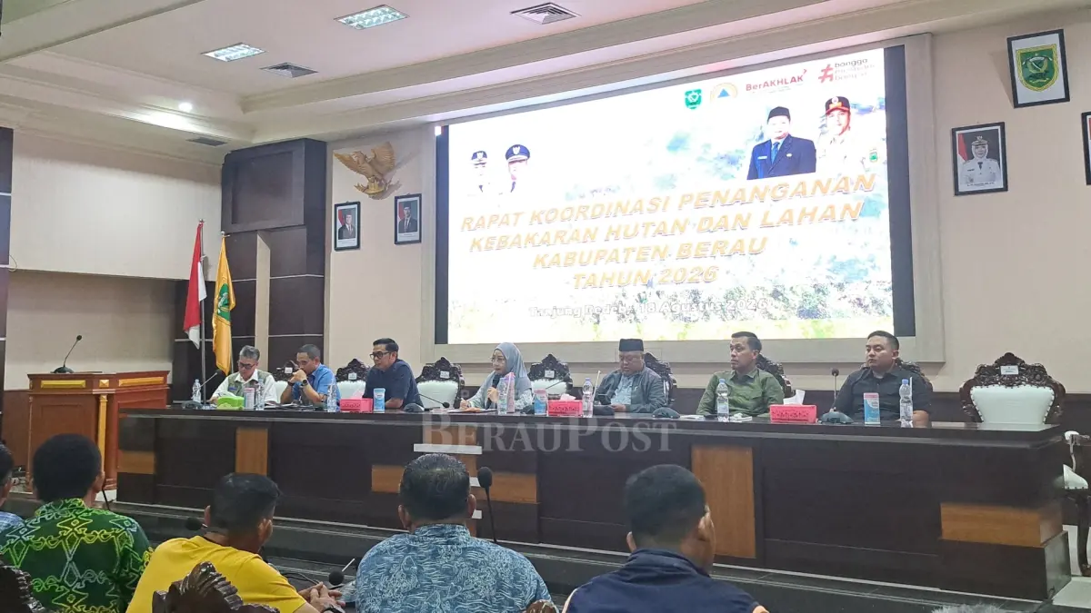RAPATKAN BARISAN: Rapat koordinasi penanganan karhutla di Berau bersama Forkopimda dan pihak swasta, di Ruang Rapat Sangalaki Setkab Berau, Selasa (18/8). (IZZA/BP)