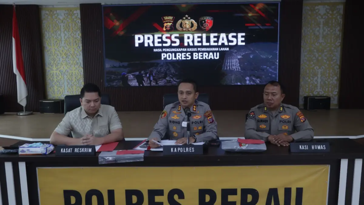AKBP Ridho Tri Putranto, didampingi Kasat Reskrim AKP Muhammad Fajri serta Kasihumas AKP Suradi dalam jumpa pers di Mapolres Berau, Jumat (21/8/2026). (HUMAS POLRES BERAU UNTUK BERAU POST)