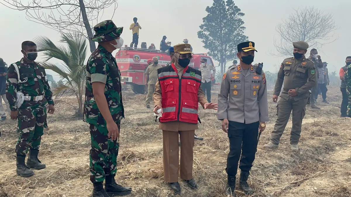 Gerak cepat personel Yonarmed 18/Buritkang turut padamkan Karhutla di Labanan Makmur. 