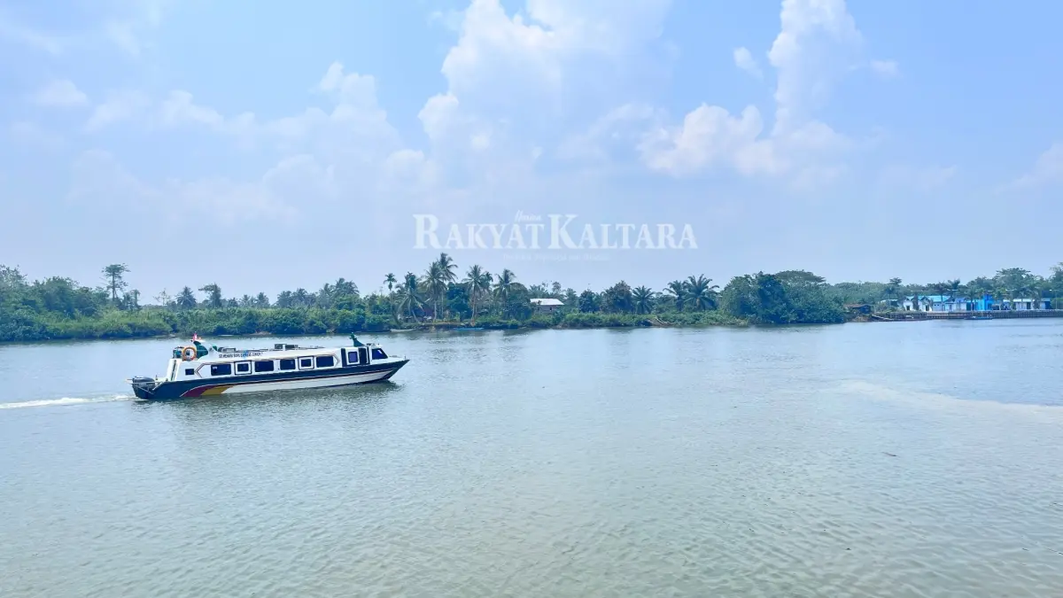 MASIH AMAN: Jalur pelayaran masih berjalan normal meski cuaca ekstrem dan kabut. (FAISAL/KALTARA)