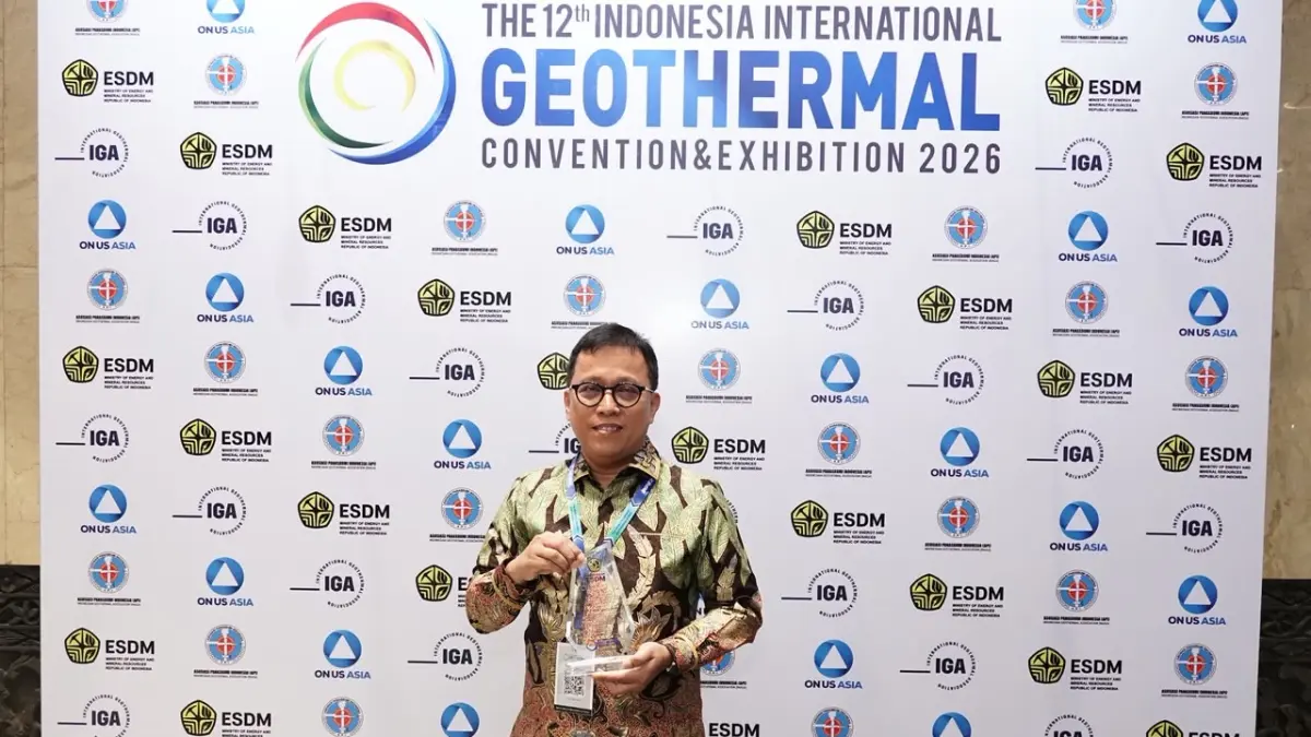 PENGHARGAAN KEMENTERIAN ESDM: Staf Ahli Bidang Reformasi Birokrasi, Deni Santo, mewakili Kementerian ATR/BPN menerima penghargaan Outstanding Government Collaboration dalam ajang IIGCE 2026 di Jakarta.