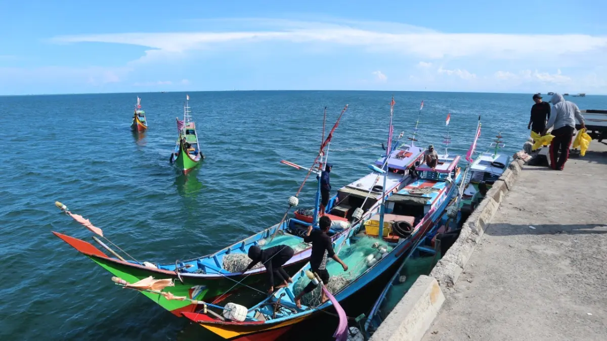 UTAMAKAN KESELAMATAN: Nelayan diingatkan selalu waspada saat melakukan aktivitas penangkapan ikan di laut. (ARTA KUSUMA YUNANDA/BP)