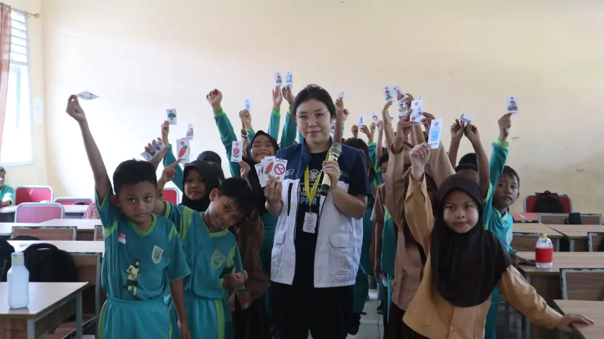 BELAJAR BARENG: Mahasiswa KKN PPM UGM Bidukbiduk melaksanakan kegiatan edukasi bersama siswa SD 001 Teluk Sulaiman. (SENO/BP)