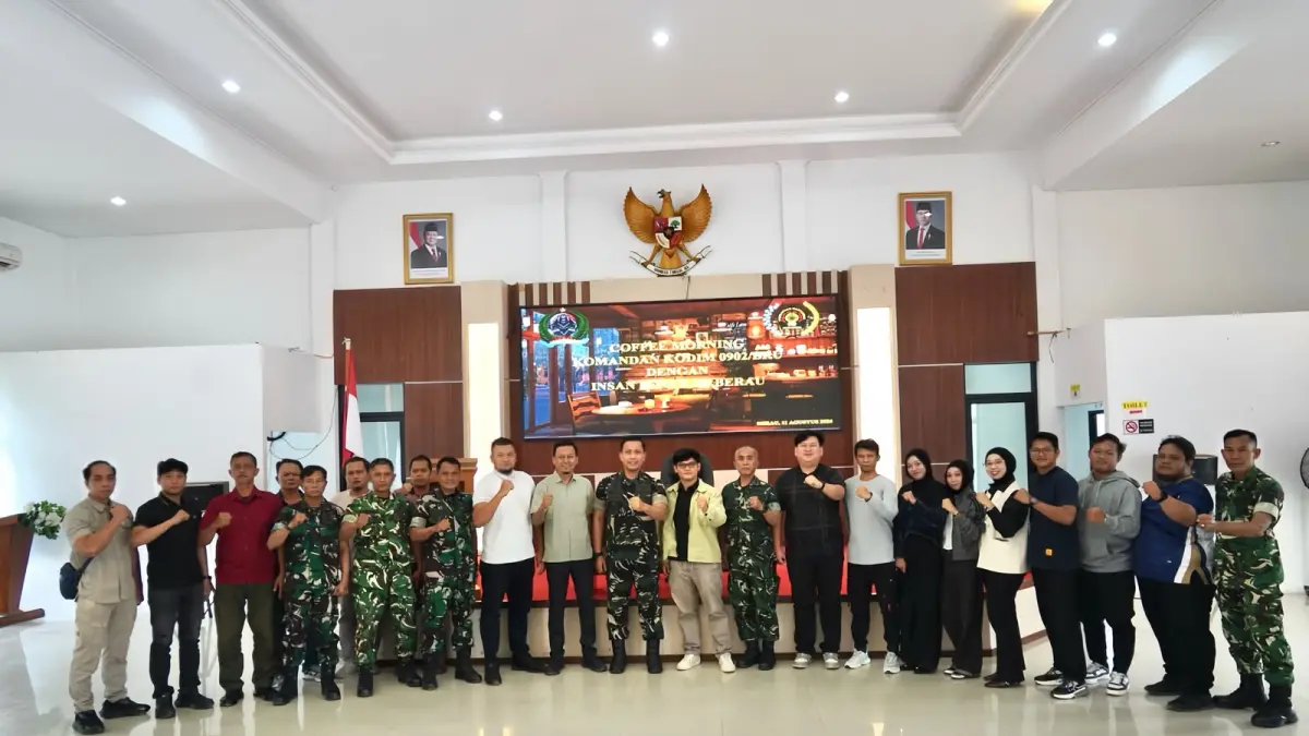 BERDIALOG: Komandan Kodim (Dandim) 0902/Berau Letkol Inf. Muhammad Faisal Idris saat melakukan diskusi dengan para awak media kemarin. (ARTA KUSUMA YUNANDA/BP)