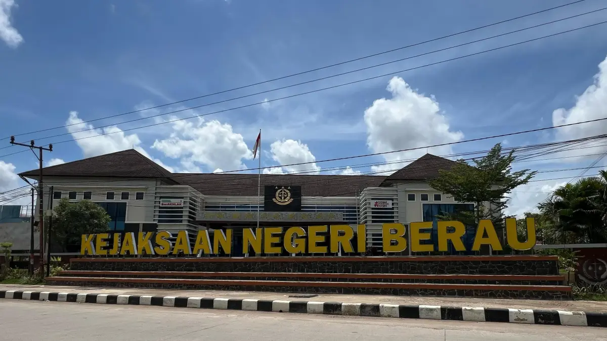 PEMBACAAN PUTUSAN: Tim JPU Kejari Berau memilih sikap pikir-pikir, terhadap tanggapan terdakwa AW dan V usai sidang putusan di Pengadilan Negeri Samarinda belum lama ini. (SENO/BP)