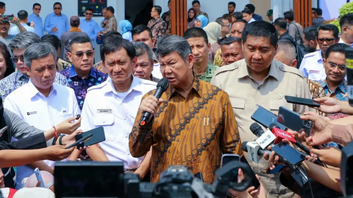 GROUNDBREAKING HUNIAN TERJANGKAU: Wamen ATR/Waka BPN, Ossy Dermawan, bersama Ketua Satgas Perumahan RI, Hashim Djojohadikusumo, dan Menteri PKP, Maruarar Sirait, meninjau program hunian terjangkau di Manggarai, Jakarta, yang didukung sertipikasi tanah gratis bagi MBR.
