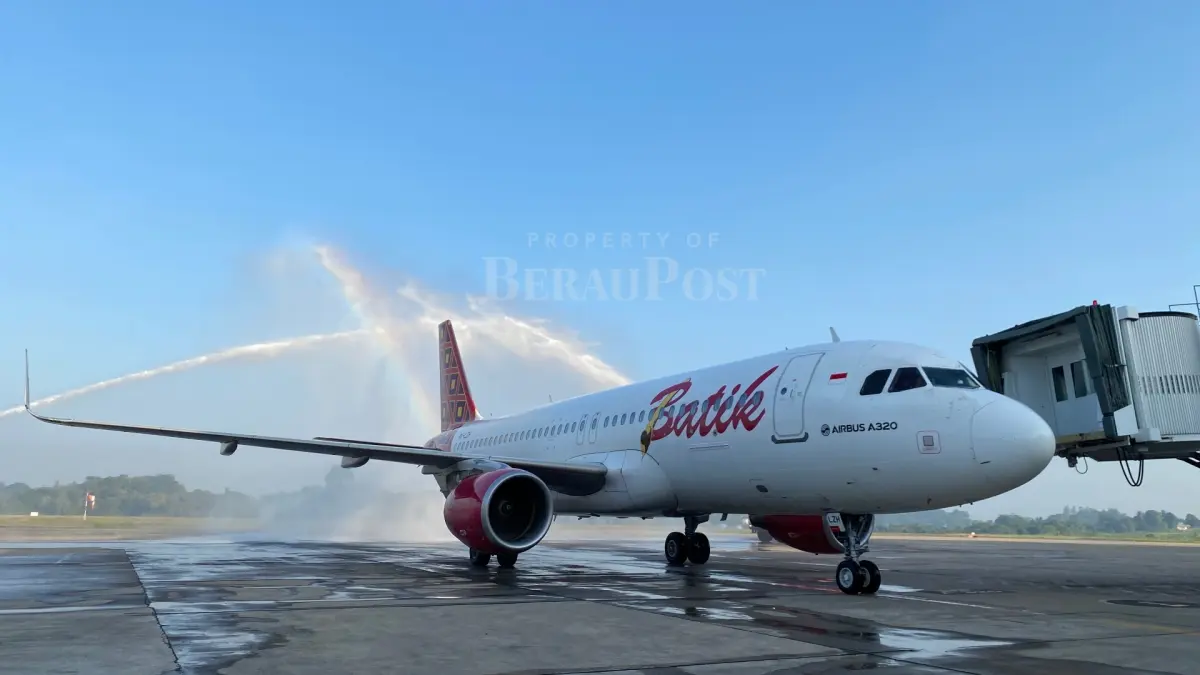 BUTUH VISIBILITAS TINGGI: Maskapai Batik Air diketahui melakukan pengajuan retime jadwal penerbangan untuk Minggu (23/8) menjadi lebih siang, agar jarak pandang mencukupi dan mencegah terjadinya delay dan pemindahan pendaratan. (SENO/BP)