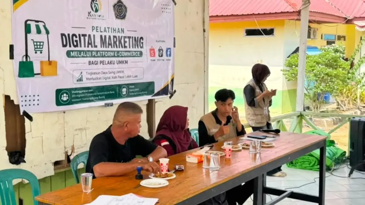 KOLABORASI: Perkuat pelaku UMKM di kampung, Diskoperindag Berau kolaborasi bersama mahasiswa KKN dari UMB. (SENO/BP)