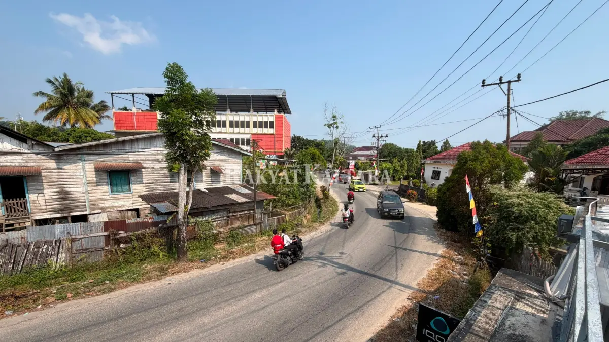 KUALITAS UDARA: Dampak kebakaran asap masih selimuti udara di Kelurahan Karahan Karang Anyar, Tarakan Barat, Minggu (23/8).(SEPTIAN ASMADI/HRK)