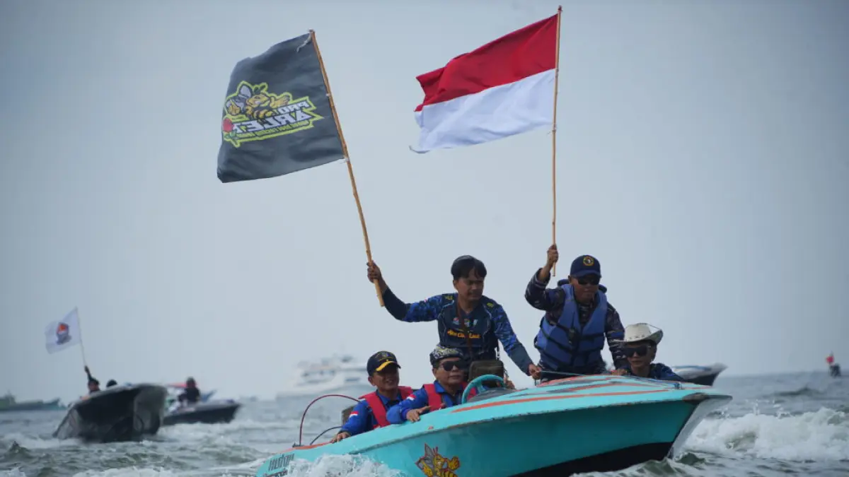SPEEDBOAT RACE: Gubernur Kaltara, Zainal A. Paliwang bersama Wakil Komandan Kodaeral XIII, Laksamana Pertama TNI Bambang Kuncoro, melepas peserta speedboat race beberapa waktu lalu. (DKISP KALTARA)