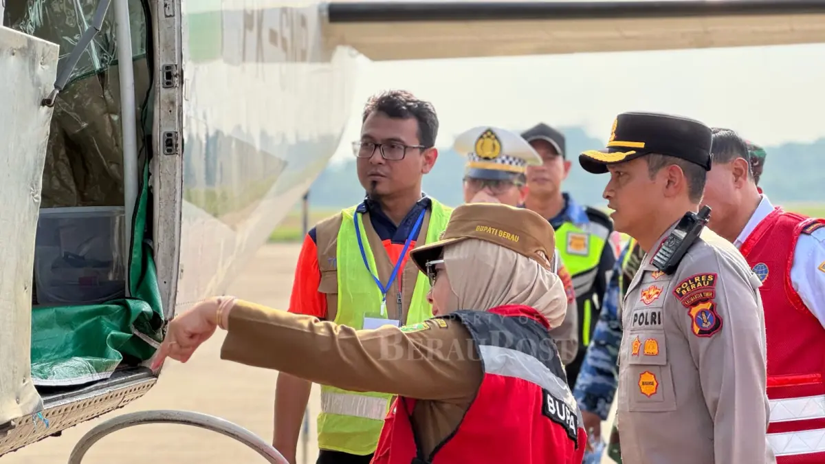 CEK KESIAPAN: Bupati Berau, Sri Juniarsih, bersama Kapolres Berau, AKBP Ridho Tri Putranto, melihat kesiapan armada Cessna Grand Caravan 208 B milik Smar Aviation yang digunakan BNPB untuk melaksanakan OMC di Berau selama lima hari ke depan. (SENO/BP)