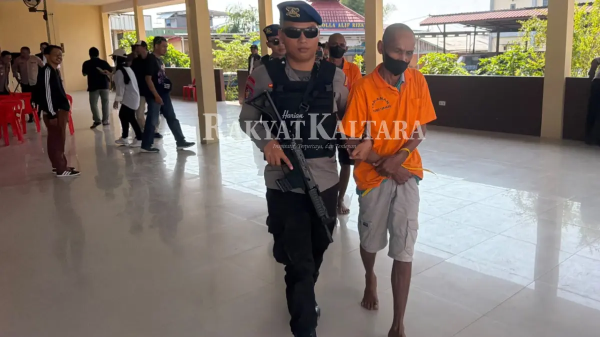 DIRINGKUS: Tersangka diamankan polisi setelah diduga terlibat perampokan terhadap seorang petambak di perairan Sungai Maluku, Tanjung Palas Tengah, Kabupaten Bulungan, Senin (24/8). (SEPTIAN ASMADI/HRK)