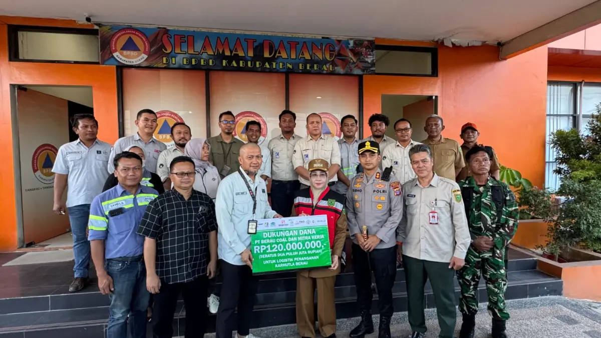 DISALURKAN: Perwakilan manajemen PT Berau Coal bersama mitra kerja, menyalurkan dukungan dana penanganan Karhutla senilai Rp 120 juta yang diterima langsung Bupati Berau, Sri Juniarsih, Senin (24/8). (SENO/BP)