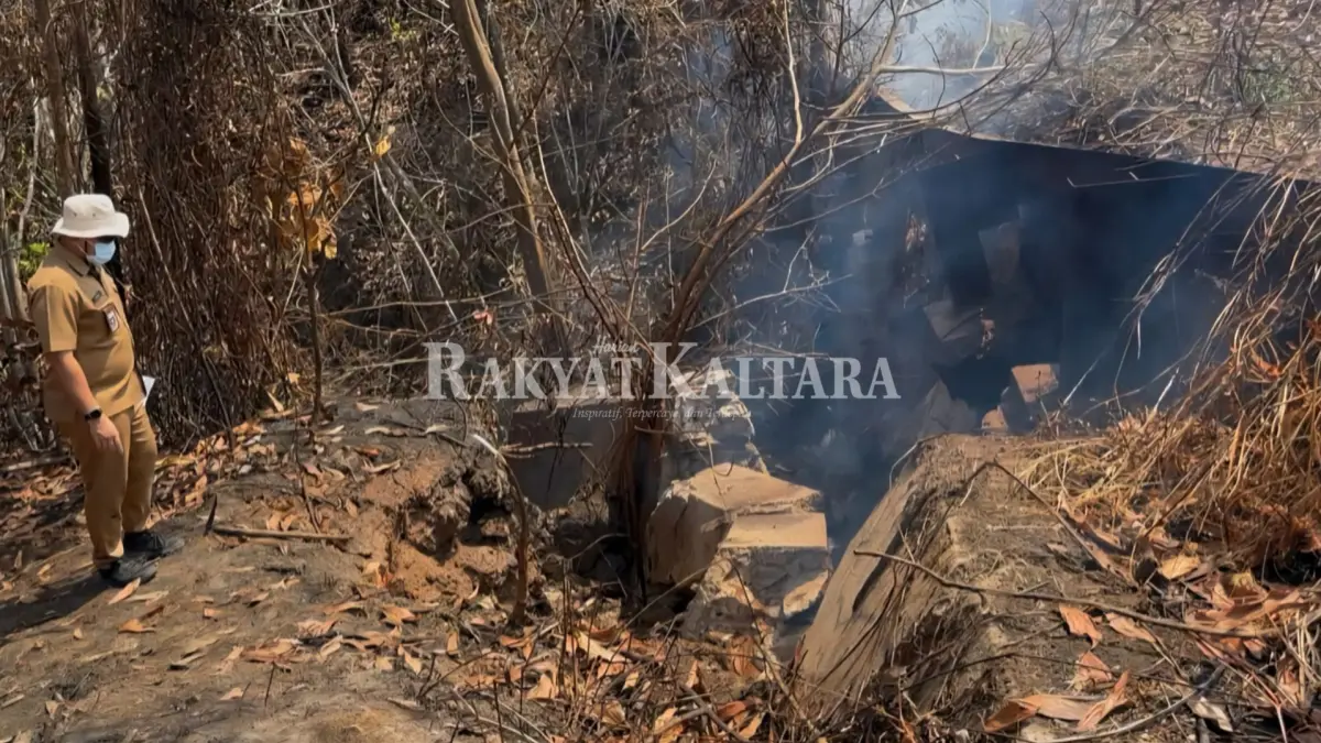 KEBAKARAN LAHAN: Tim gabungan meninjau lokasi batu bara yang terbakar, Senin (24/8). Kondisi ini membuat badan jalan kehilangan sebagian penopangnya. (SEPTIAN ASMADI/HRK)