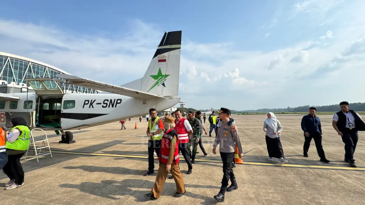 MULAI SIAGA: Hingga lima hari ke depan, BNPB RI dan BMKG RI telah bersiaga di Bandara Kalimarau untuk melaksanakan Operasi Modifikasi Cuaca. (SENO/BP)
