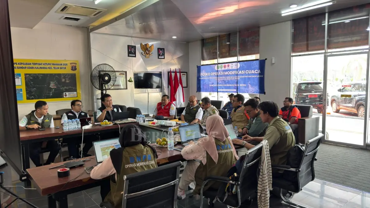 MULAI SIAGA: Hingga lima hari ke depan, BNPB RI dan BMKG RI telah bersiaga di Bandara Kalimarau untuk melaksanakan Operasi Modifikasi Cuaca. (SENO/BP)