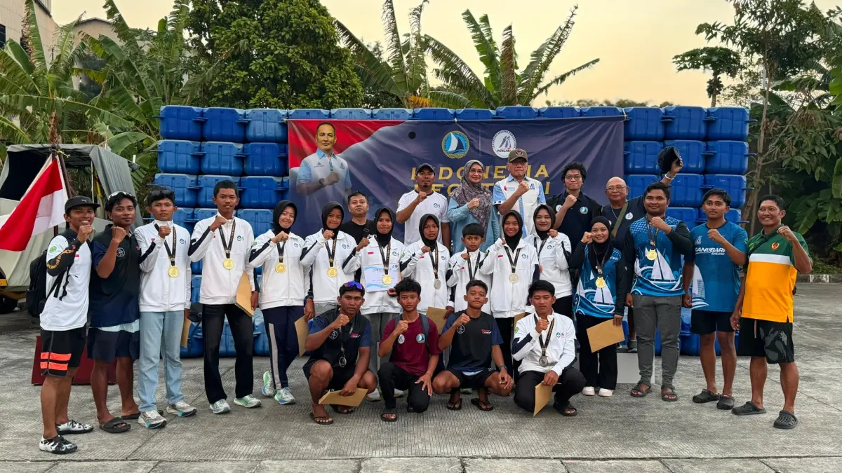 RAIH PODIUM: Para atlet asal Kabupaten Berau mewakili Kaltim di ajang Layar Indonesia Regatta II dan Kejurnas 2026 yang digelar di Jakarta beberapa waktu lalu. (ARTA KUSUMA YUNANDA/BP)