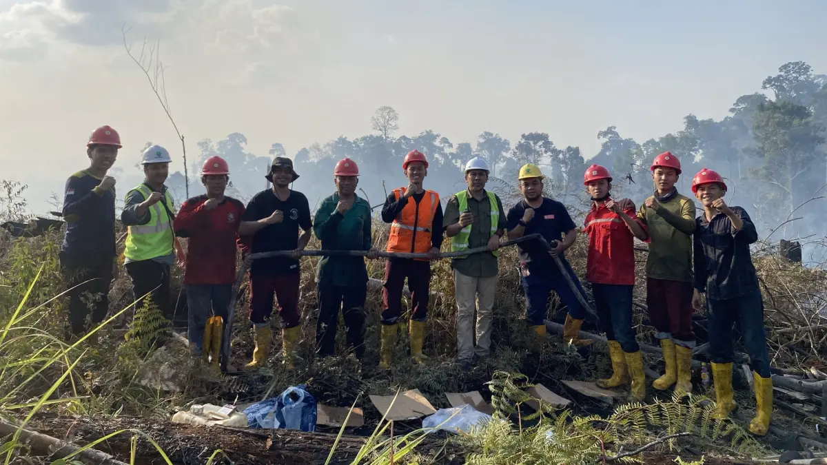 BERJIBAKU: PT Hutan Sanggam Berau bersama perusahaan lainnya, TNI dan Polsek setempat berupaya memadamkan api di wilayah Batu Rajang, Segah.