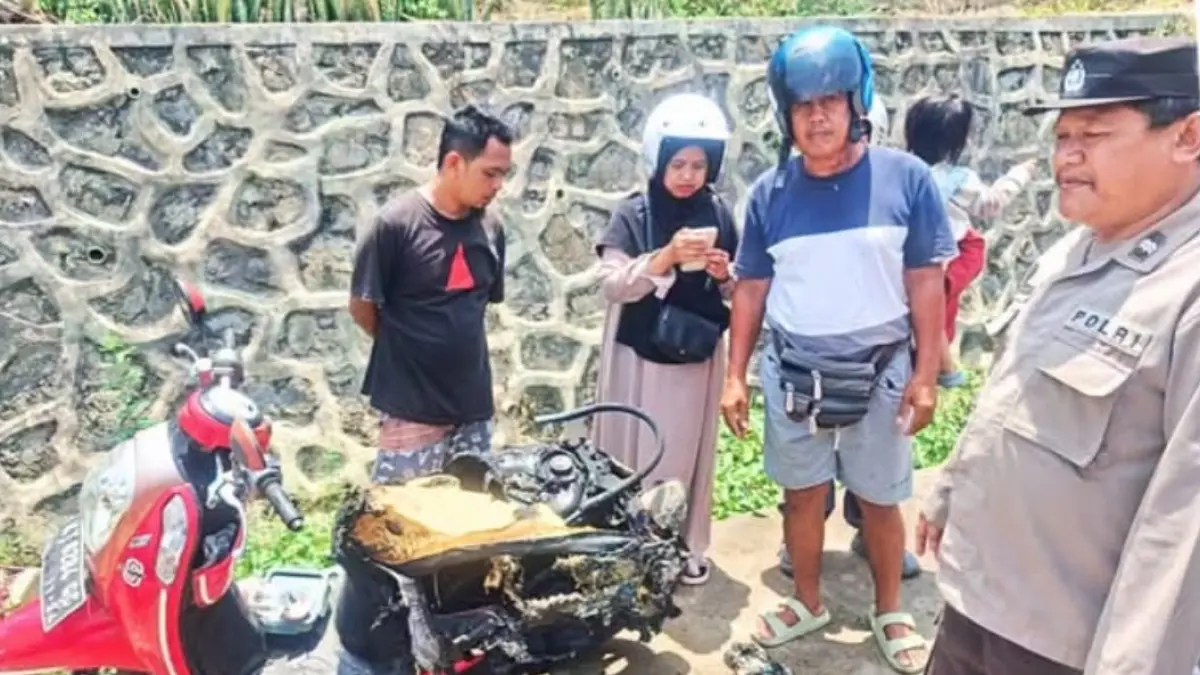 HABIS TERBAKAR: Satu unit motor milik warga di Sambaliung hangus dilahap si jago merah.&nbsp;