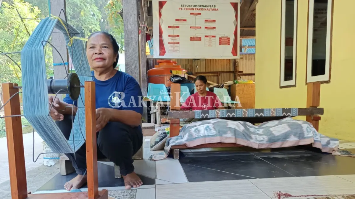 MENENUN KAIN: Salah seorang pekerja sedang menenun kain khas Kaltara di rumah produksi, Senin (24/8). (SEPTIAN ASMADI/HRK)