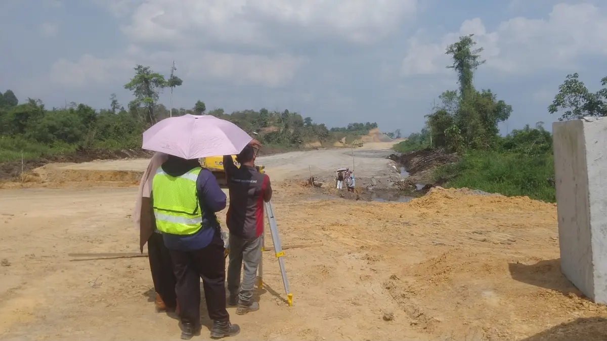 PERIZINAN LENGKAP: Dalam menjalankan pembangunan Jalan Poros Limunjan-Pelabuhan Mantaritip di Sambaliung, pekerjaan dilakukan bertahap serta memastikan perizinan lengkap dalam pembangunan yang dilaksanakan di KBK. (SENO/BP)