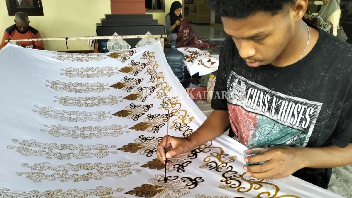 BATIK YOGUS: Pekerja tengah memproduksi batik yang sudah dipesan pelanggan. (IPUNK/HRK)