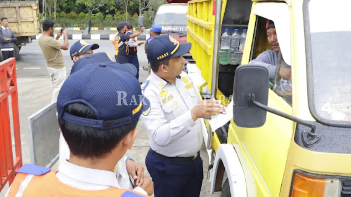 DITERTIBKAN: Kendaraan yang mengantre kerap memakan dua lajur badan jalan untuk mengisi BBM di SPBU Jalan Sengkawit mulai ditertibkan. (FAISAL/HRK)