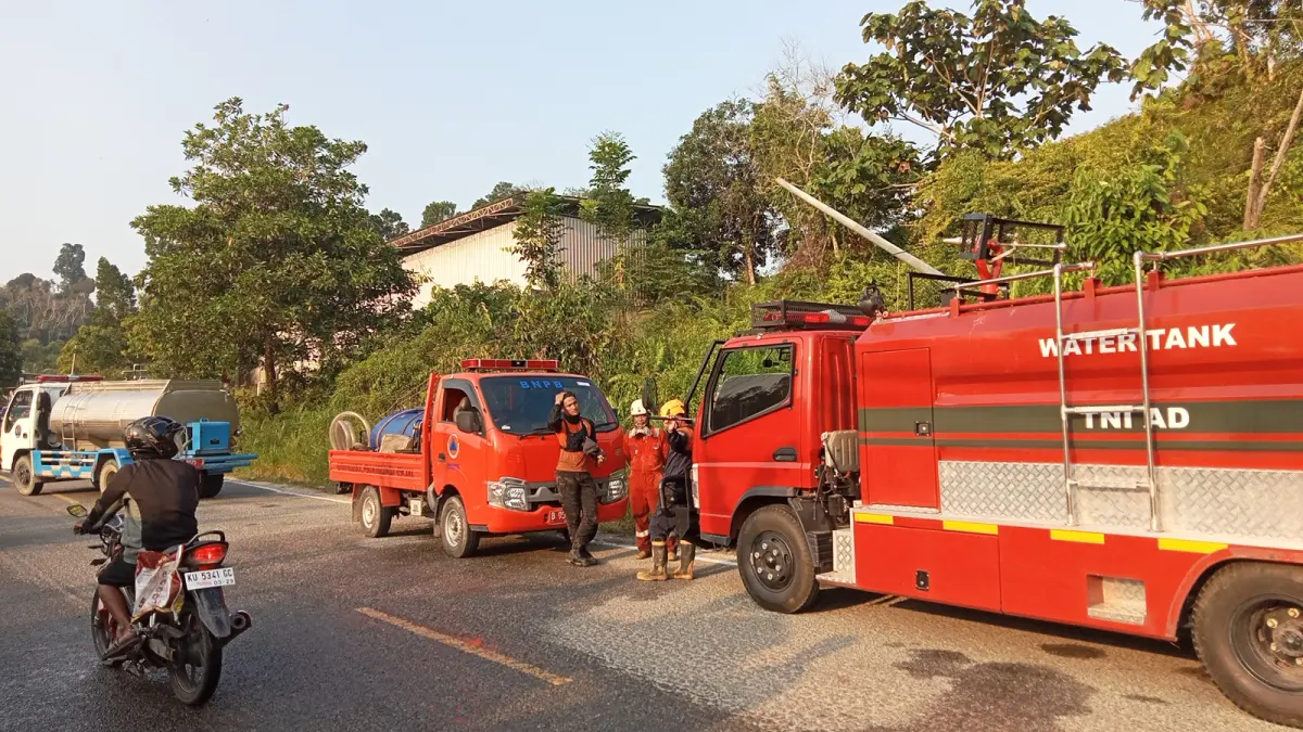KEBAKARAN LAHAN: Tim gabungan usai memadamkan api yang membakar lahan di Kelurahan Juata Kerikil, Tarakan Utara, Selasa (25/8). (BPBD TARAKAN UNTUK HRK)