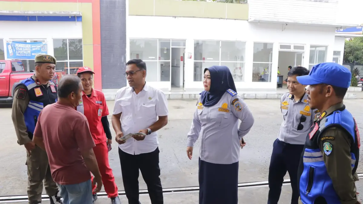 PENERTIBAN: Dishub Kaltara bersama Samsat Bulungan dan BPTD Kelas III Kaltara menggelar operasi gabungan penertiban antrean kendaraan di SPBU Jalan Sengkawit, Rabu (26/8) pagi. (DKISP KALTARA)