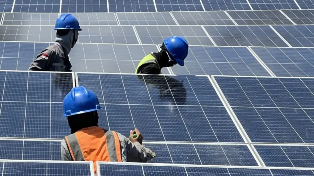 POTENSI INDUSTRI: Sebanyak tiga orang pekerja memeriksa keandalan panel surya dari Pembangkit Listrik Tenaga Surya (PLTS) Bali di Gilimanuk, Bali, Selasa (25/8). (ANTARA)