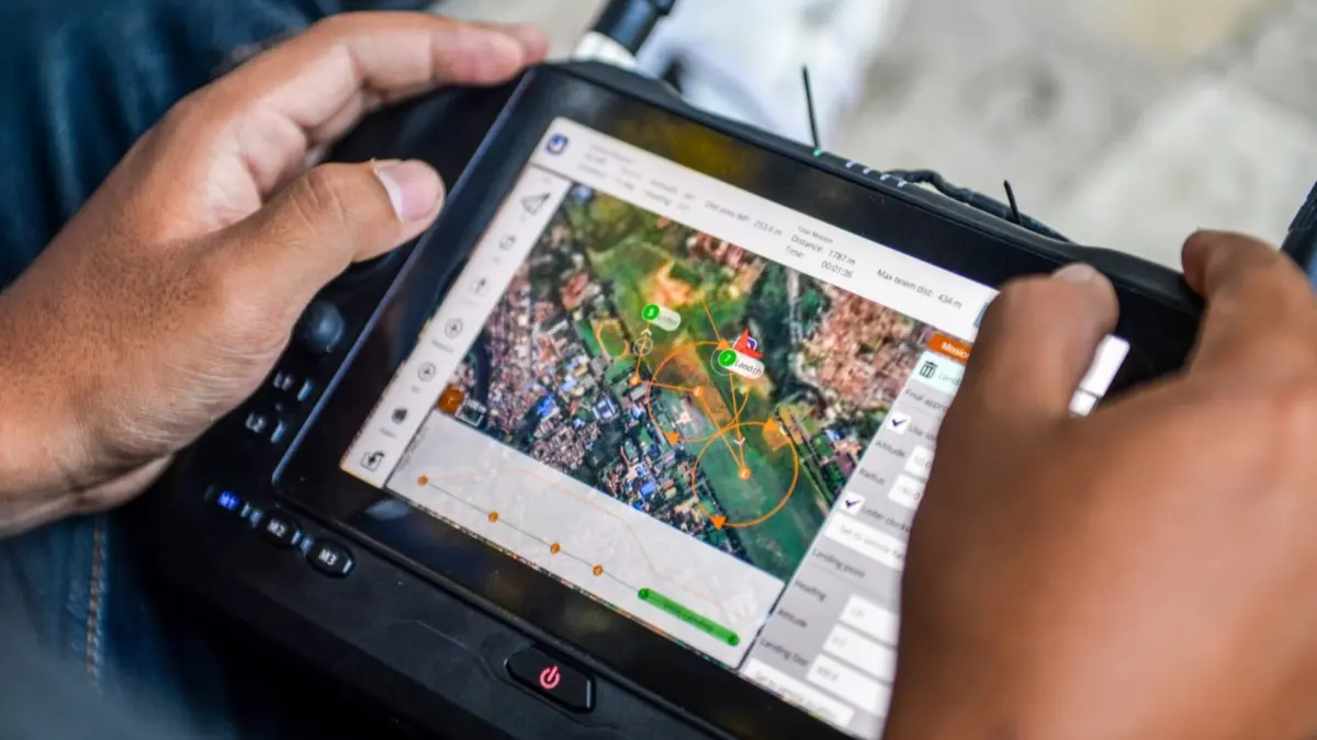 REKAM DATA: Pilot melihat layar pemetaan jarak terbang saat uji coba drone jenis Omnibe di Lanud Sulaiman, Kabupaten Bandung, Jawa Barat. (ANTARA)